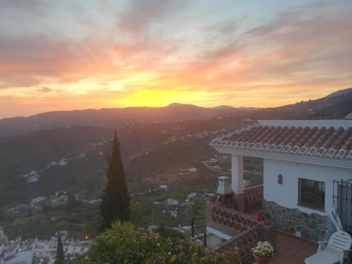 Villa Casa Ana, Fantásticas vistas al pueblo, el mar y la montaña Frigiliana Exterior foto